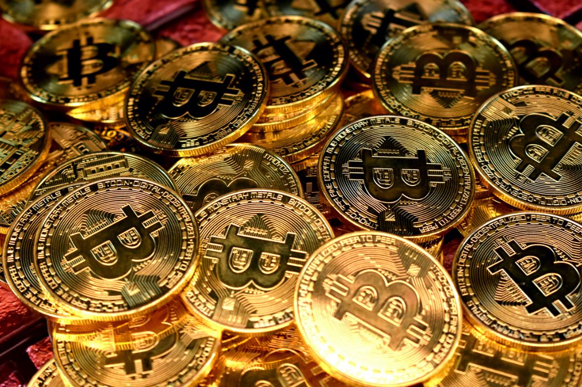 Bitcoin começa a semana em alta e ultrapassa a marca dos US$ 65 mil